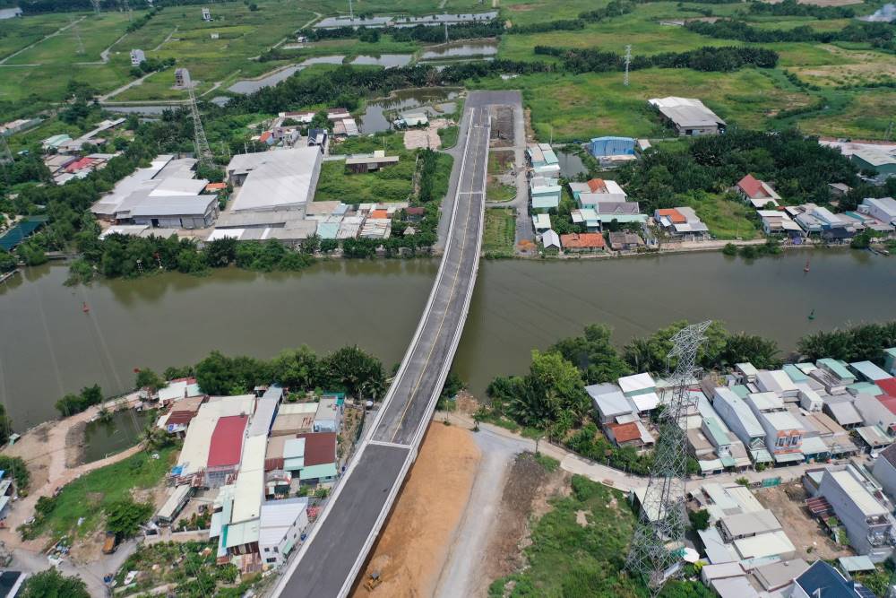 Đoạn đầu cầu đối diện chưa thể kết nối đồng bộ, các đường dẫn kết nối tạm ra đường Nguyễn Văn Ràng. Huyện Nhà Bè đang xin chủ trương đầu tư nối dài đường Phạm Hùng kết nối cầu Cây Khô với tổng mức đầu tư khoảng 800 tỷ đồng.