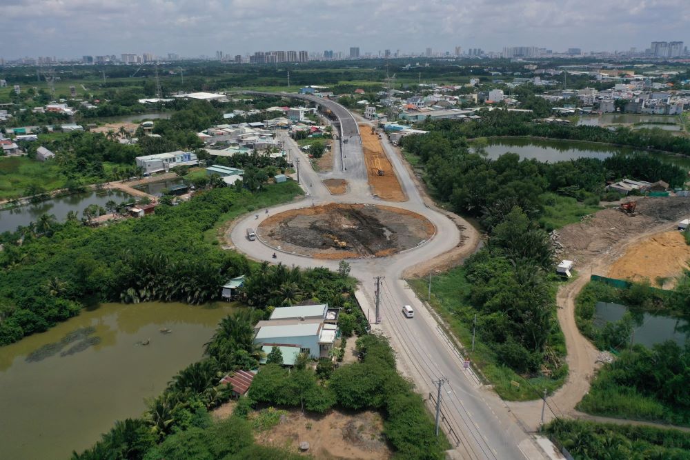 Vòng xoay kết nối các đường dẫn lên cầu với đường Nguyễn Bình đang hoàn thiện những hạng mục cuối, chờ thảm nhựa.