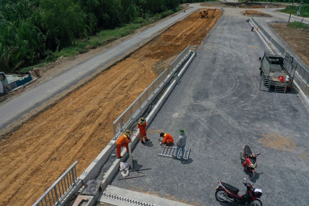 Những ngày này, nhiều công nhân, máy móc đang tất bật thi công, sớm đưa dự án về đích, kịp thông xe vào ngày 2.9.