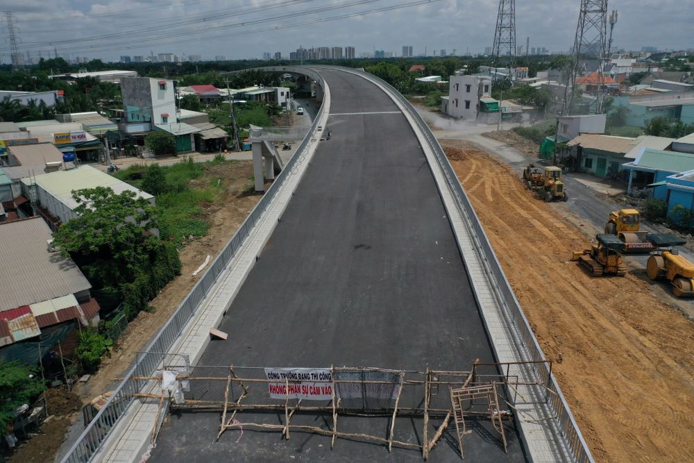 Cầu Khô có chiều dài 485 m, rộng 12,5 m với 2 làn xe chạy. Hiện nay, toàn bộ cầu đã được trải thảm nhựa, làm vỉa hè, thoát nước, đang kẻ vạch đường và lắp lan can.