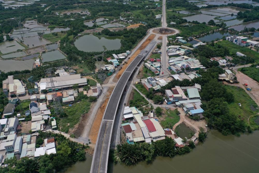 Cây cầu nối hai bờ từ đường Nguyễn Bình (Nhà Bè) tới đường Phạm Hùng (Bình Chánh), do đó sau khi thông xe, người dân địa phương không phải đi vòng quãng đường hơn 10 km hay phải đi bằng đò mới qua được phía bên kia huyện.