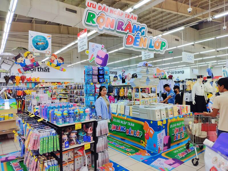 Parents buy school supplies for their children, preparing to welcome the new school year.