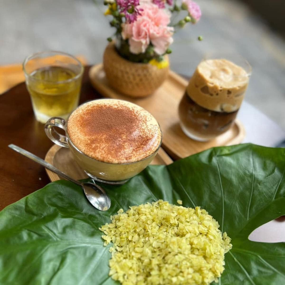 These days, it's easy to see images of fragrant green rice flakes next to a cup of coffee enjoyed in Hanoi in the fall by many people. Photo: Trang Phan