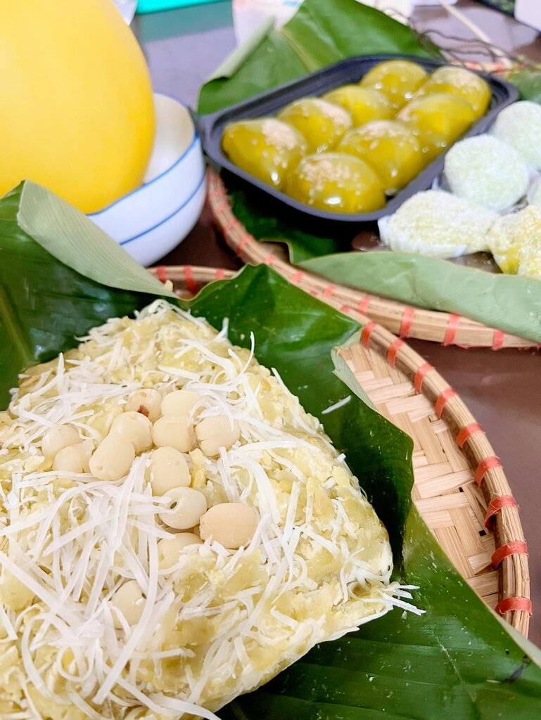 Xôi cốm, bánh xu xê cốm... Ảnh: Trang Phan