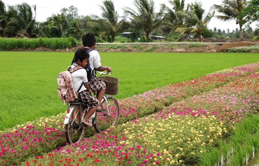 Nơi đây trở thành điểm vui chơi cho trẻ em trong phum sóc sau giờ học. Ảnh: Phương Anh