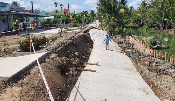 Tỉnh Bạc Liêu kiến nghị Chính phủ, Bộ Kế hoạch và Đầu tư xem xét, hỗ trợ cho tỉnh Bạc Liêu hơn 3.400 tỉ đồng để thực hiện dự án đầu tư với 5 khu vực sạt lở sung yếu, cấp bách và phòng chống triều cường, bảo vệ sản xuất với tổng chiều dài gần 80 km; (trong đó: kè chống sạt lở dài 13,674 km; xây dựng hệ thống đê sông và công trình để phòng chống triều cường dài 66km).