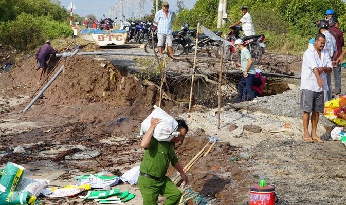 Hiện, trên địa bàn tỉnh Bạc Liêu có 77 khu vực sạt lở bờ sông, 6 khu vực sạt lở bờ biển cần có biện pháp khắc phục trước mắt cũng như lâu dài. 