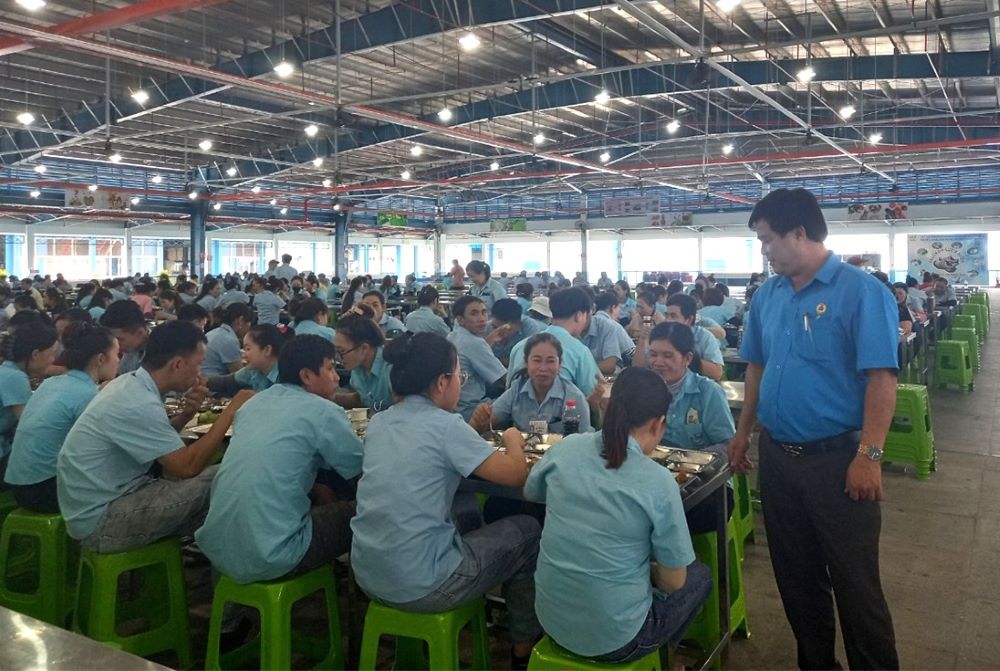 Mr. Huỳnh Thiện Linh - Chairman of the Labor Union of Đức Linh District visited and encouraged workers during the Trade Union Lunch. Photo: CĐCS