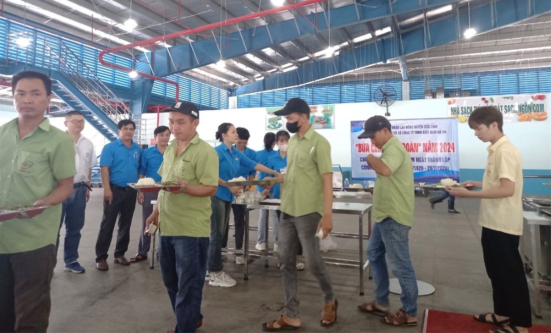 Workers received the Trade Union Lunch at Right Rich International Company. Photo: CĐCS