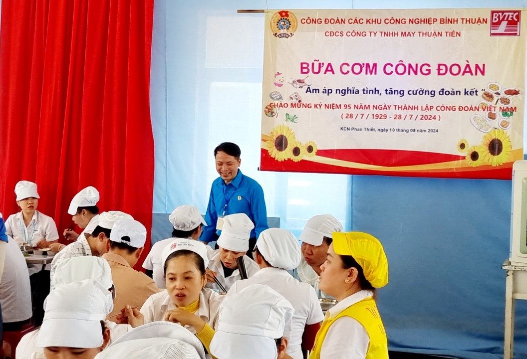 Công nhân vui vẻ trước Bữa cơm công đoàn ngon và chất lượng. Ảnh: CĐCS