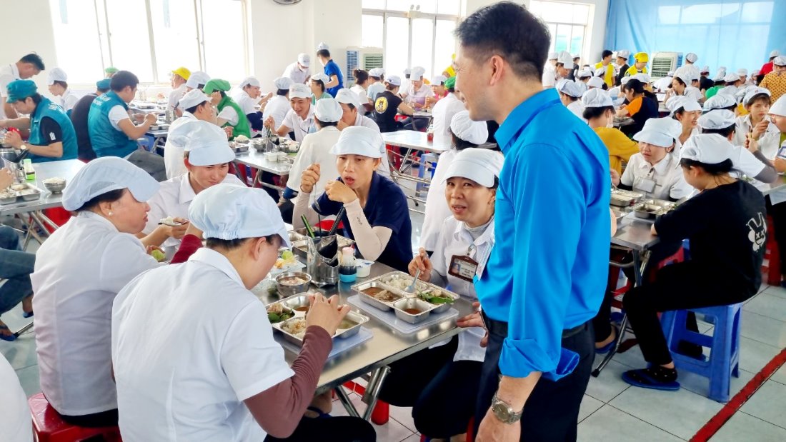 The Trade Union of the Base Company of Thuận Tiến Textile Company conversed with workers during the Trade Union Lunch on 10.8. Photo: CĐCS