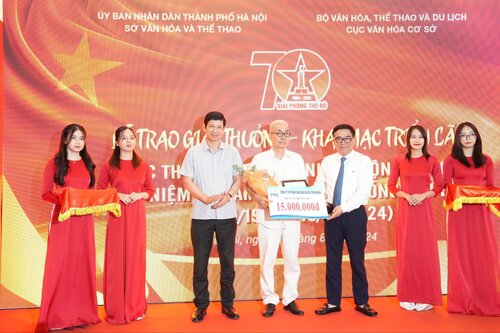 Deputy Minister of Culture, Sports and Tourism - Ho An Phong and Director of Hanoi Department of Culture, Sports and Tourism - Do Dinh Hong awarding the prize to artist Nguyen Cong Quang. Photo: BTC