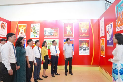 Delegates attending the exhibition held in the morning of October 10 at Hanoi. Photo: BTC