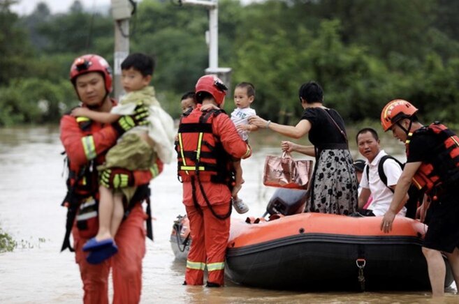 Kinh tế Trung Quốc thiệt hại nặng nề vì bão lũ. Ảnh: Xinhua 