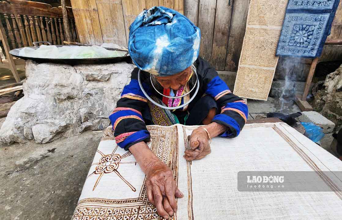 Ở làng Lùng Tám có những nghệ nhân đã hơn 100 tuổi cùng kỹ thuật vẽ sáp ong trên thổ cẩm được lưu truyền trăm năm.