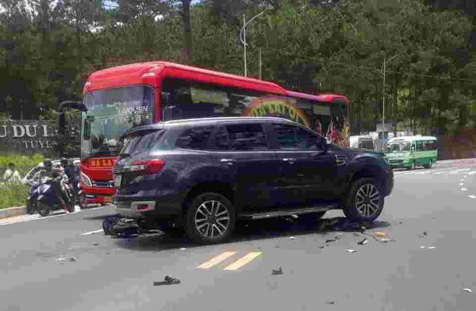 Hiện trường vụ tai nạn khiến 1 trẻ em tử vong trên đèo Prenn. Ảnh: Nguyễn Quân