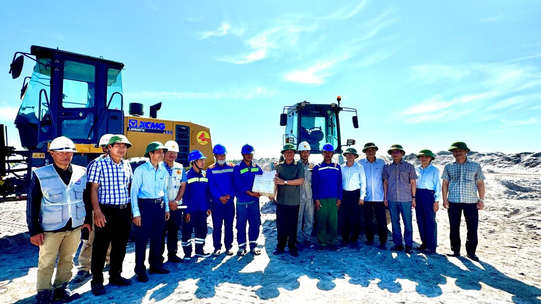 Leaders of Quang Tri province inspected the construction site of the Quang Tri Airport project and gave gifts to encourage the construction unit. Photo: H.Nguyen.