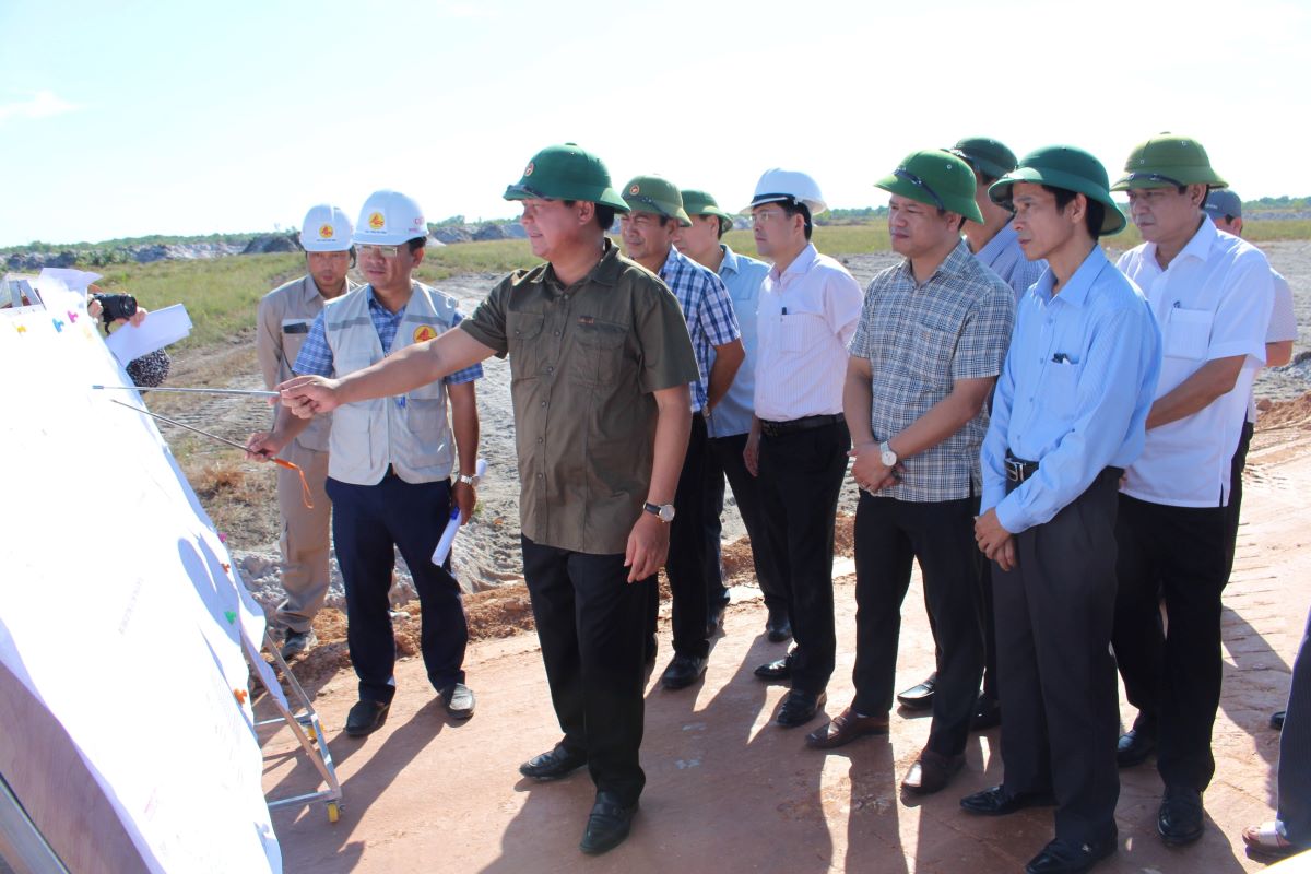 Lãnh đạo tỉnh Quảng Trị kiểm tra tiến độ, chỉ đạo tháo gỡ vướng mắc ở dự án trọng điểm Sân bay Quảng Trị. Ảnh: H.Nguyên.