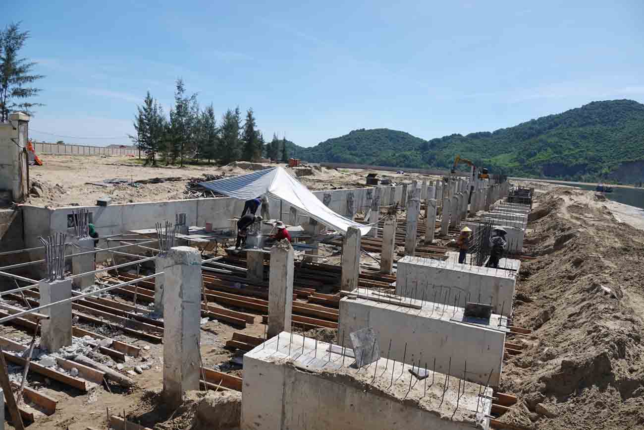 Taking advantage of favorable weather to work if not in the rainy season, it will be difficult to work. Photo: Trần Tuấn.