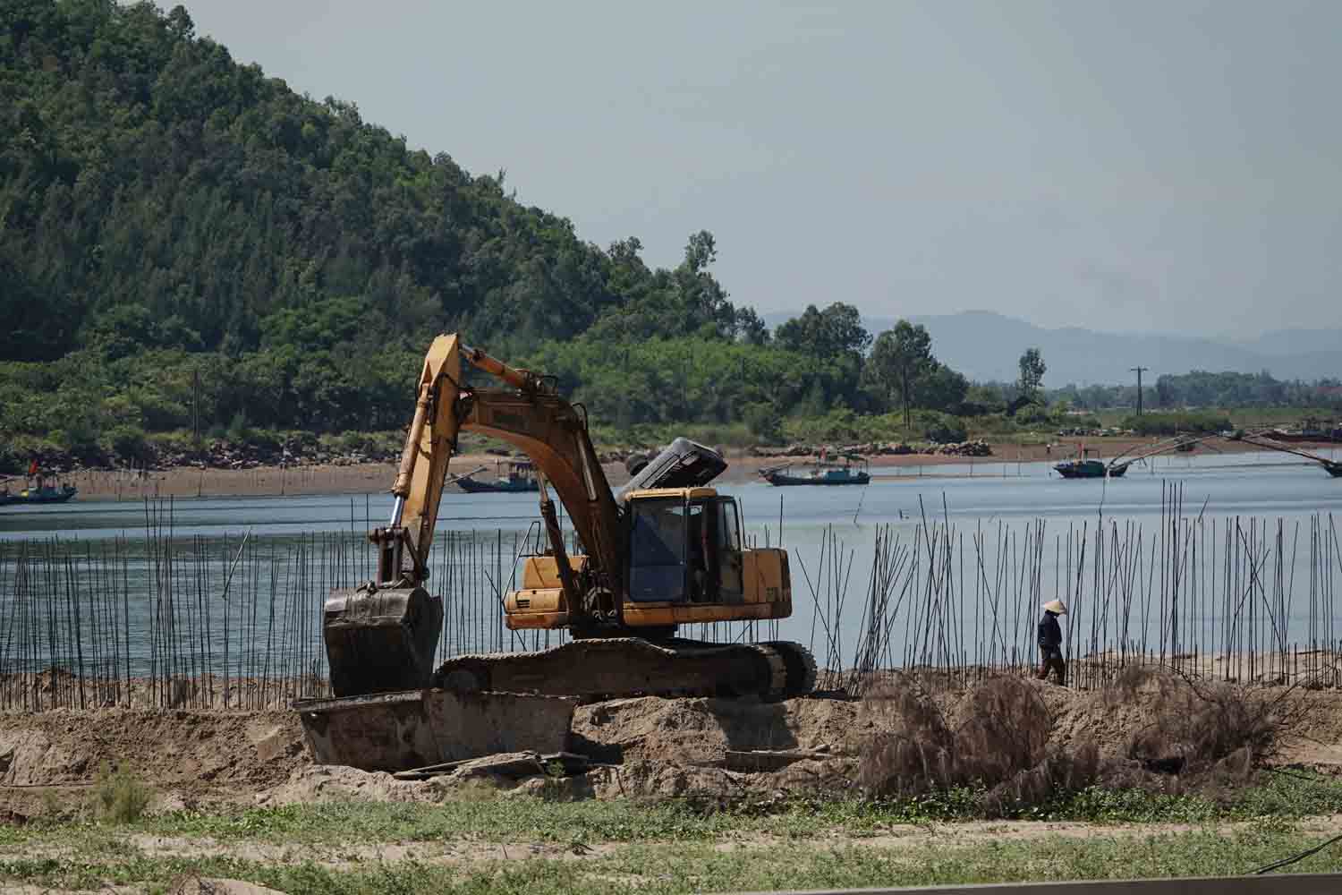 The excavator is concentrating on construction. Photo: Trần Tuấn.