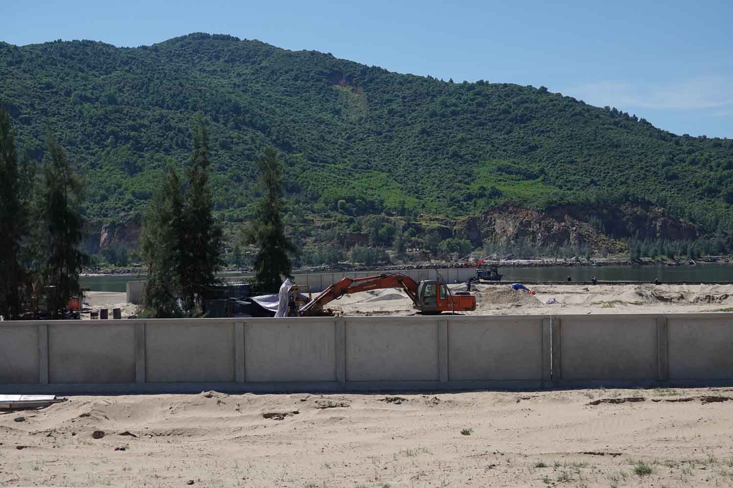 The project's fence has been completed. Photo: Trần Tuấn.