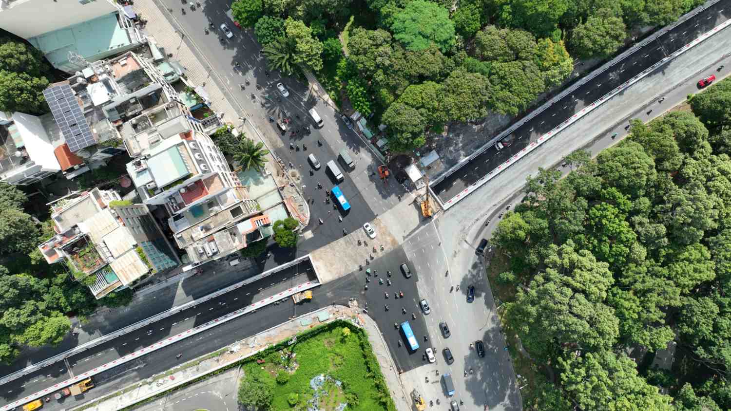 Underpass at Trần Quốc Hoàn - Phan Thúc Duyện.  Photo: Anh Tú