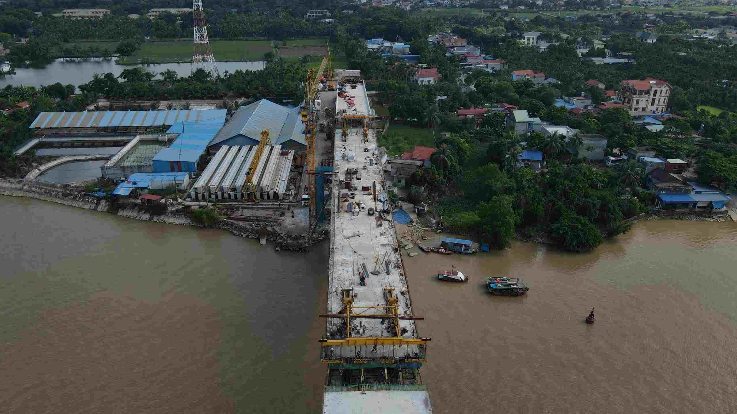 However, the land clearance work of the project still faces many difficulties. Specifically, on the Thủy Nguyên District side of Haiphong City, there is still a remaining area of approximately 9,800 m2 of land to be recovered from Trại giam Xuân Nguyên for the construction of 3 piers. The General Department of Administration and Doanh trại (Ministry of Public Security) is cooperating with the city to resolve related procedures. On the Dong Trieu Town side of Quang Ninh Province, there are still difficulties in clearing land for the construction of 2 piers and the approach road to the bridge on the territory of Yên Đức Commune related to 3 households with land for residential and agricultural purposes. In particular, the land clearance progress in Quang Ninh Province is delayed by many months.