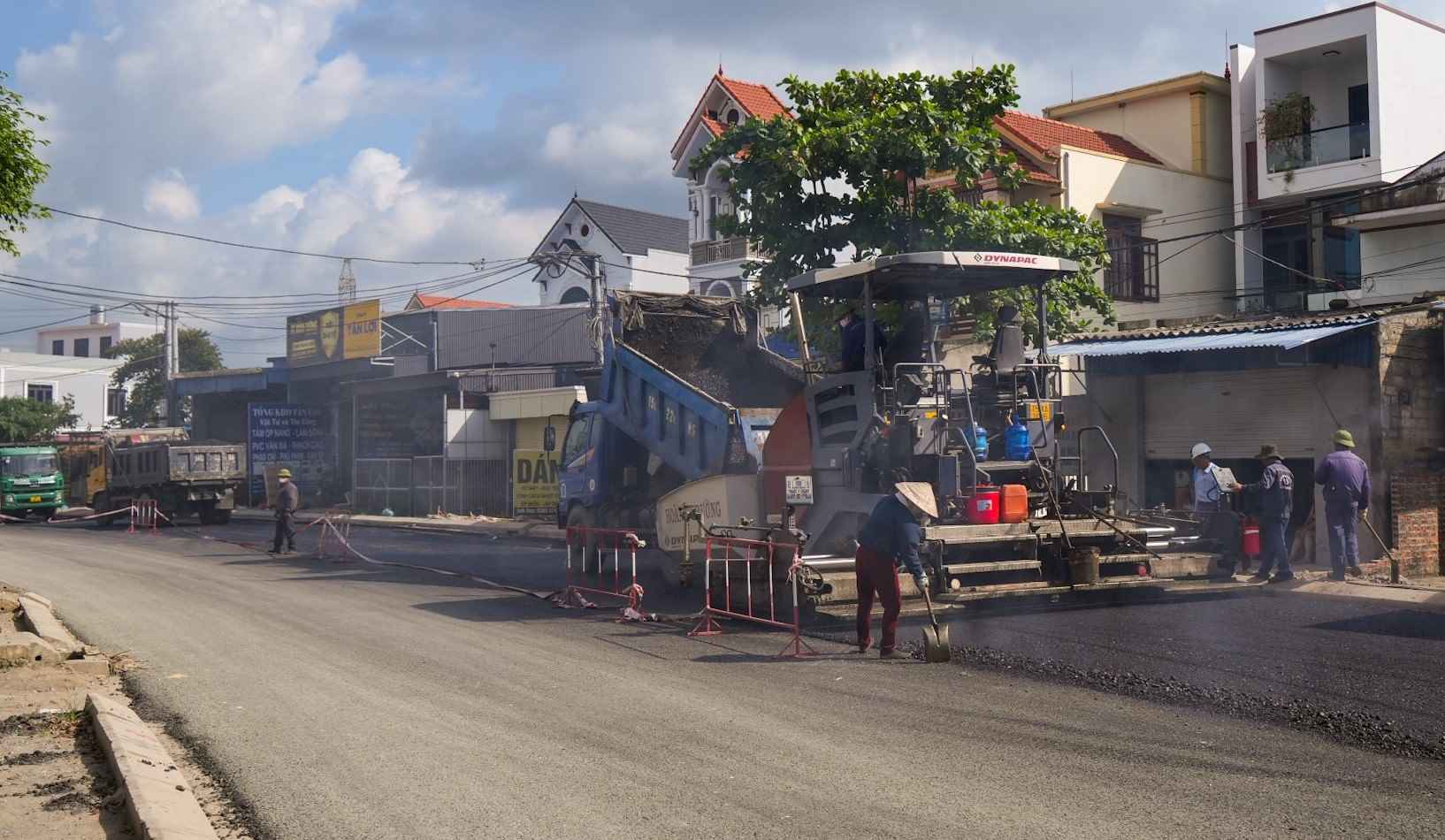 Regarding the construction of Provincial Road 352, currently, the contractors are working on expanding the road and drainage system. The completed volume is approximately 42% of the contract value. On the entire Provincial Road 352, there is still 1 household with land for residential purposes in Quảng Thanh Commune that has not yet handed over the land for construction, and in Thiên Hương Commune, there are 24 households with land for residential purposes that have received compensation but the progress of handing over the land to the contractor is slow due to the cutting and dismantling of... Photo: Đàm Thanh