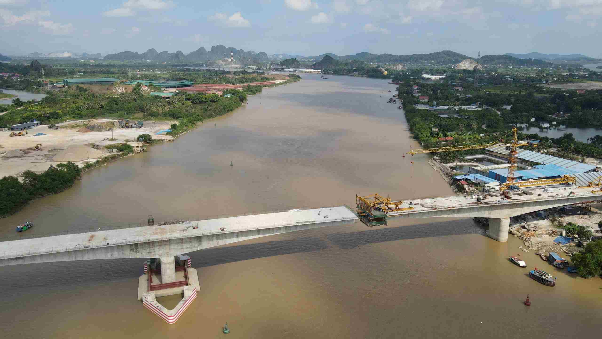 Investment project for the construction of Lại Xuân Bridge and the improvement and expansion of Provincial Road 352 connecting Thủy Nguyên District of Haiphong City and Dong Trieu Town of Quang Ninh Province across the Đá Bạch River. The construction period is expected to be from February 2023 to December 2024.