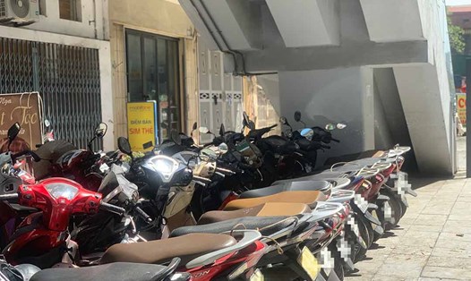 Hàng dài xe máy đỗ dưới chân ga Văn Khê, tiềm ẩn nhiều nguy cơ cháy, nổ. Ảnh: Nhật Minh