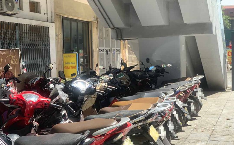 Hàng dài xe máy đỗ dưới chân ga Văn Khê, tiềm ẩn nhiều nguy cơ cháy, nổ. Ảnh: Nhật Minh