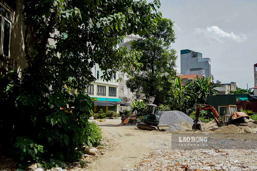 The project's starting point intersects with Cau Giay street, and the end point intersects with the 50m planned road in Dich Vong new urban area. According to the design, the route has a length of 420m, a cross section of 50m wide (equivalent to the connecting road, Nguyen Van Huyen street).