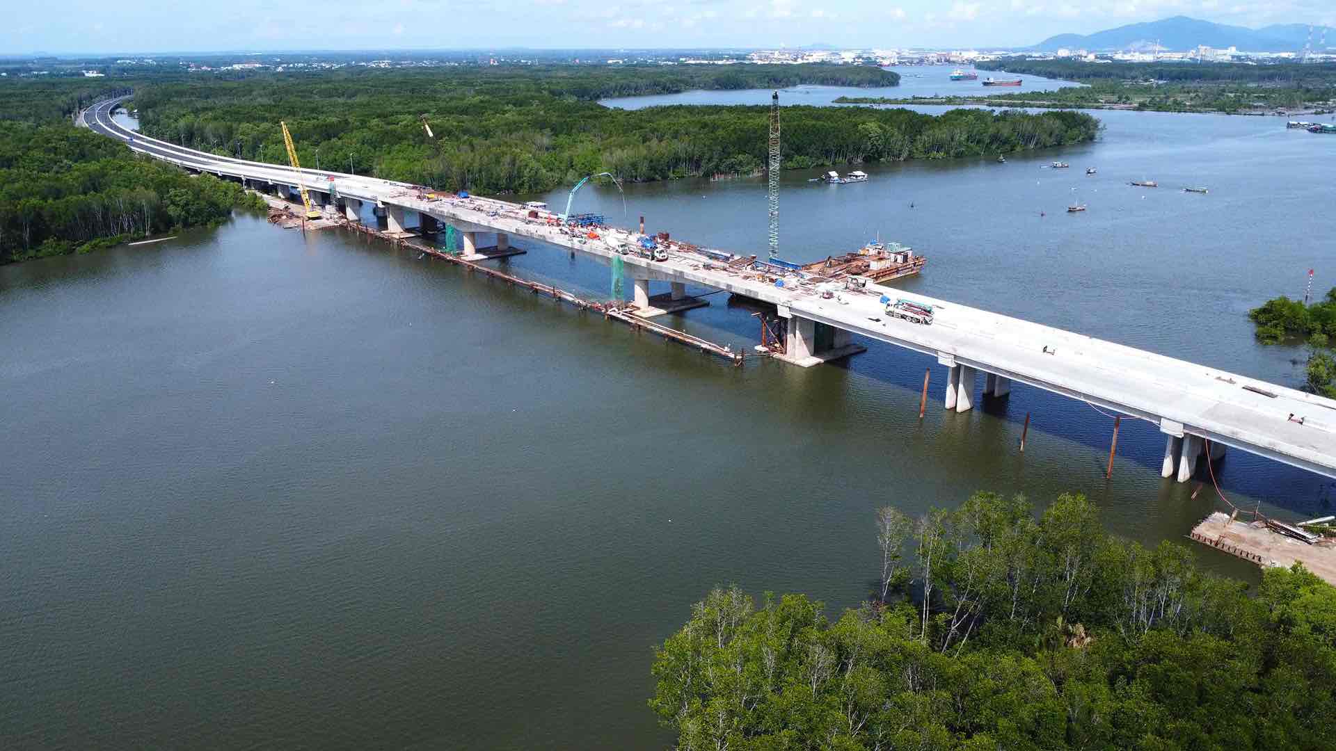 Cao tốc Bến Lức – Long Thành thông xe cuối năm 2024 5 Hạng mục thi công cầu Thị Vải trên cao tốc Bến Lức - Long Thành. Ảnh: HAC