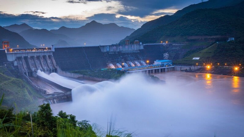 Thủy điện Sơn La đóng cửa xả lũ còn lại. Ảnh: Trường Vinh