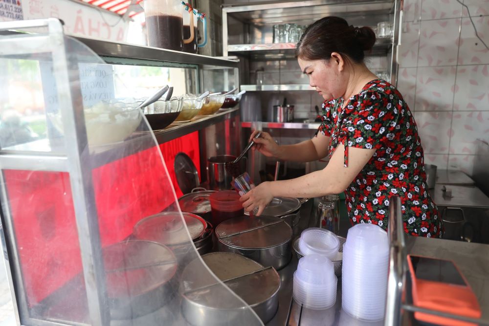 During these days, tea shop owners are busy serving customers non-stop. Photo: Minh Tâm