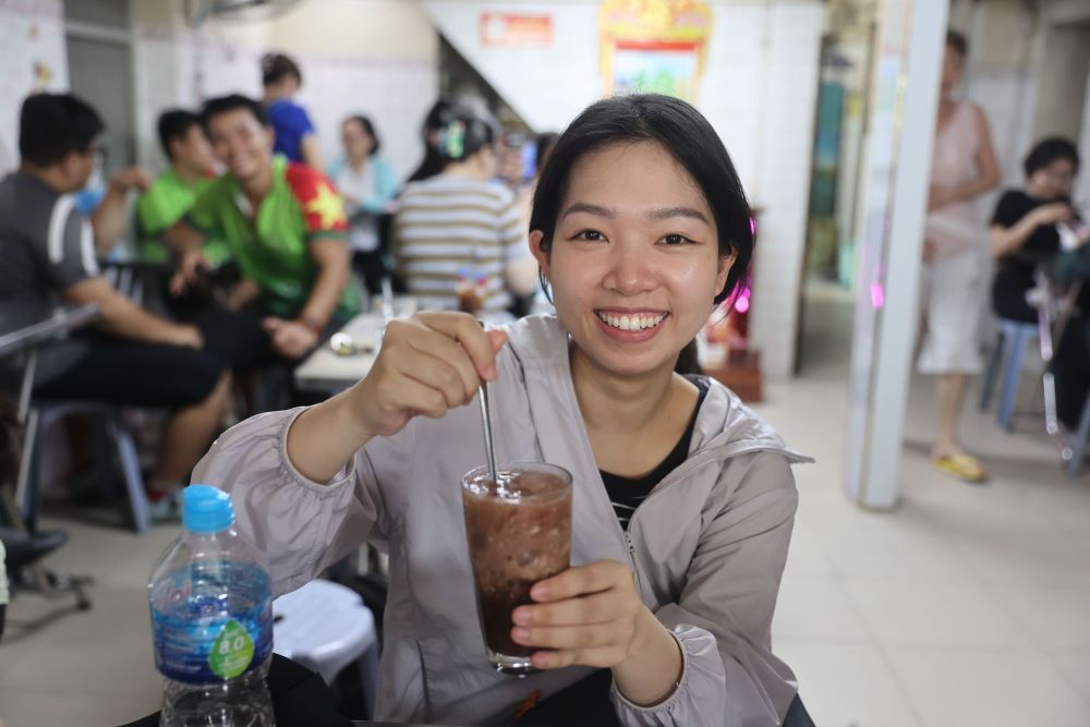 Sister Thảo (residing in Gò Vấp District) feels happy to join her friends in the trend of eating red bean dessert on the Seventh Day of the Seventh Month. Photo: Như Quỳnh