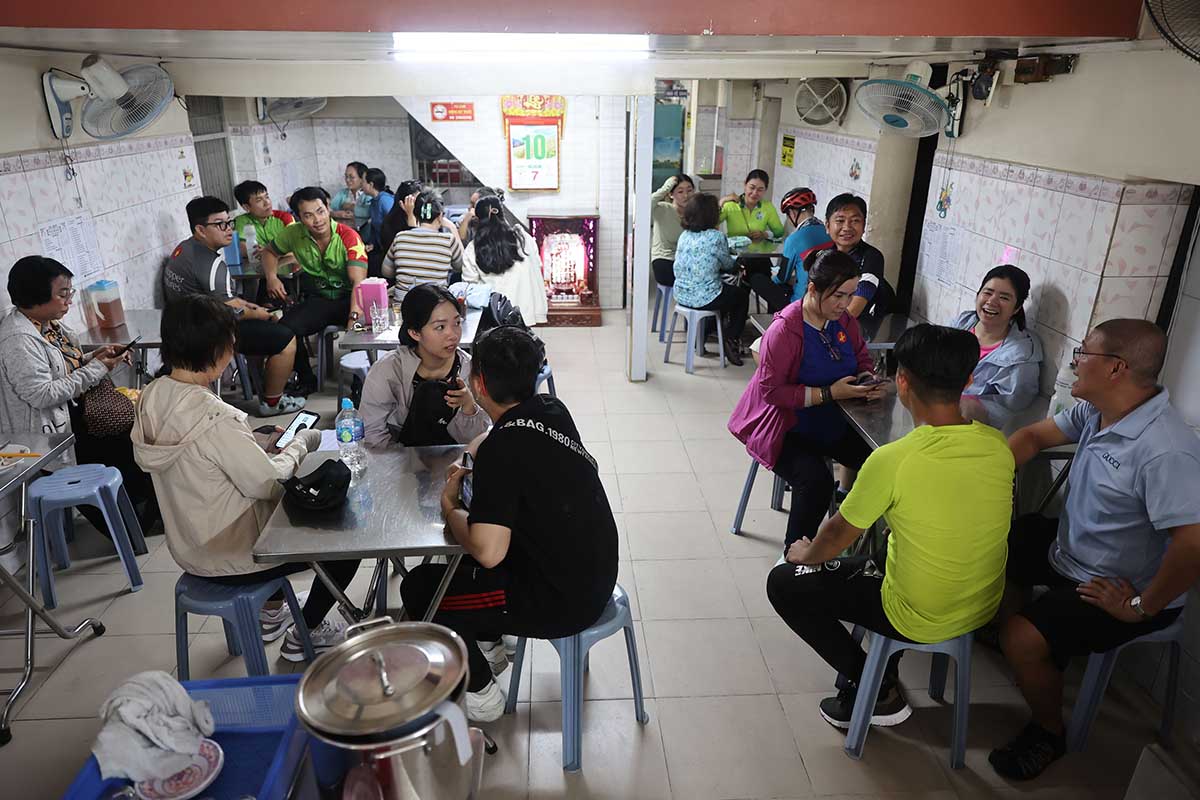 Đông khách đến thưởng thức chè đậu đỏ trong ngày Thất tịch. 