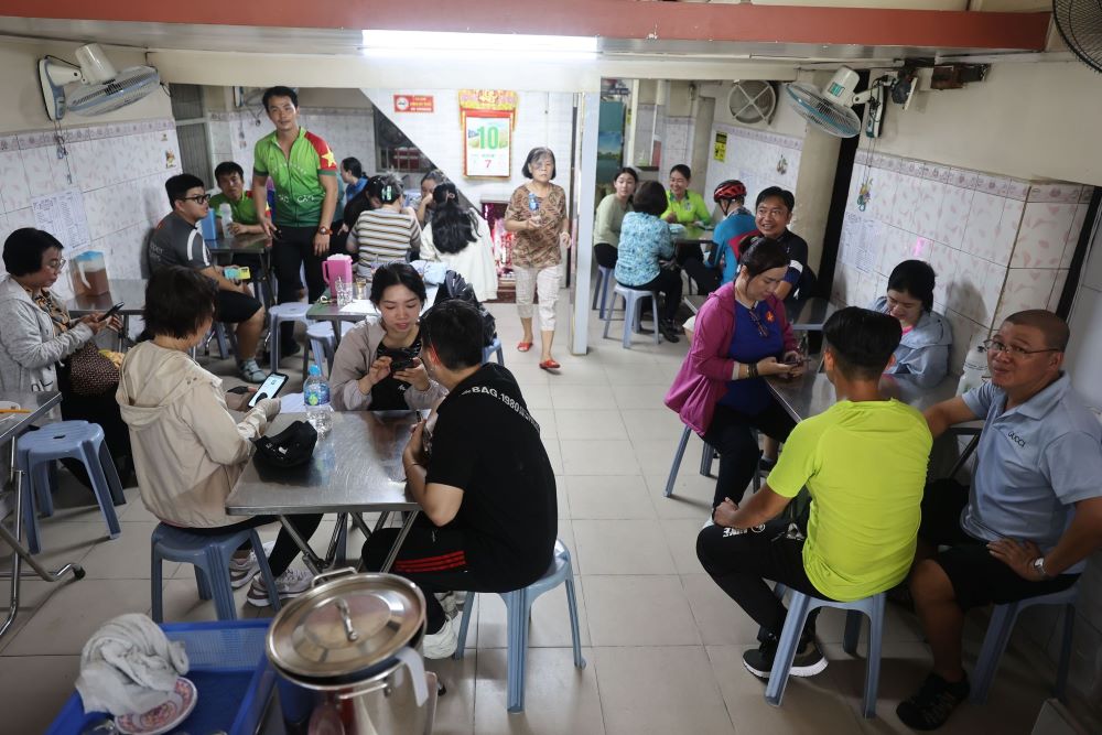 Tea shops are always busy on the Seventh Day of the Seventh Month, and red bean dessert is always the most popular dish. Photo: Như Quỳnh