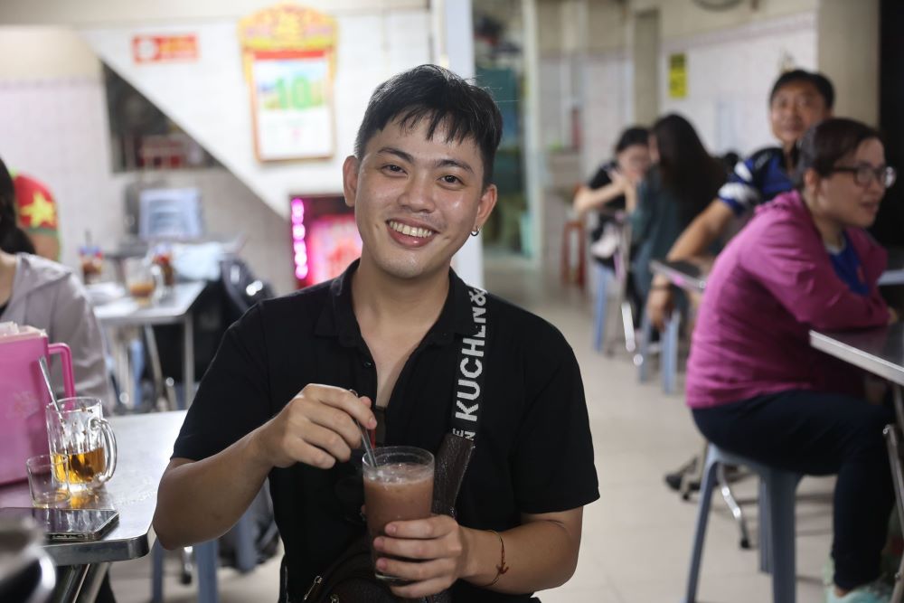 Brother Kiệt waits for about 30 minutes to get a bowl of red bean dessert because the tea shop is very crowded on the Seventh Day of the Seventh Month. Photo: Minh Tâm