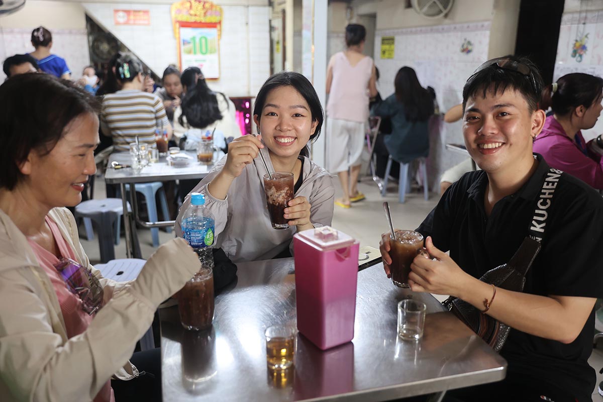 Many young people gather to eat red bean dessert on the Seventh Day of the Seventh Month. Photo: Như Quỳnh