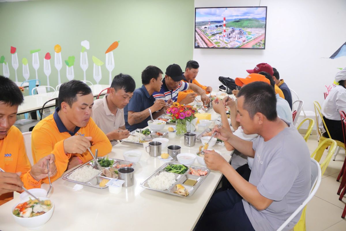 Trade union members, laborers of the FLC SamSon Golf & Resort Company attending “The Trade Union Meal“. Photo: Minh Hoàng