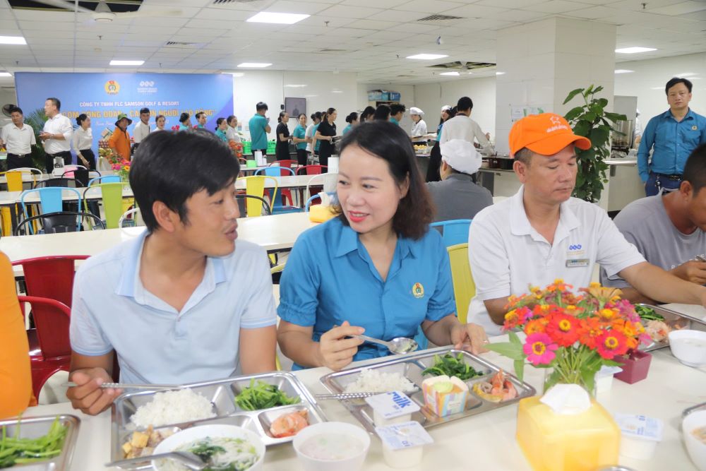 Representatives of the leaders of the LĐLĐ province of Thanh Hóa attending “The Trade Union Meal” with laborers 