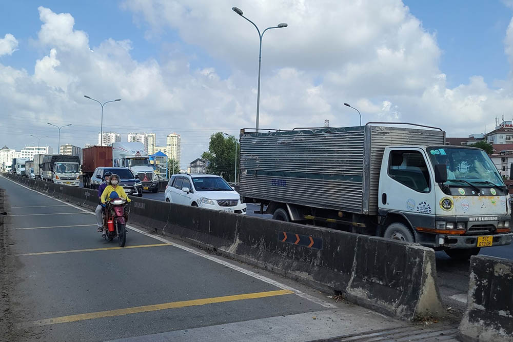 Nhiều kinh nghiệm an toàn cần lưu ý khi lái xe trong tình trạng kẹt xe khi đổ dốc. Ảnh: Chân Phúc