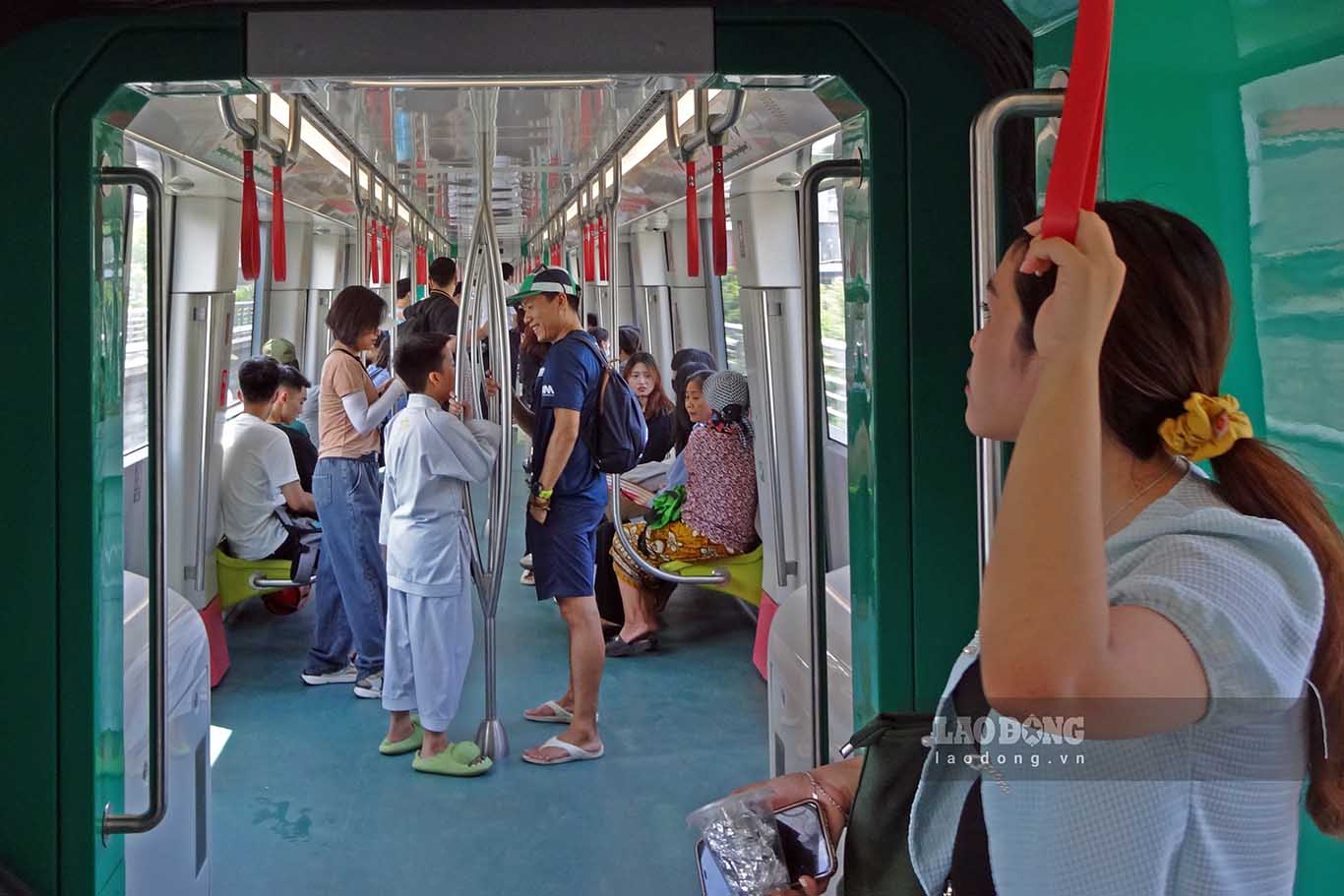 Compared to the Cát Linh - Hà Đông train, the Nhổn - Hà Nội line has fewer seats. 