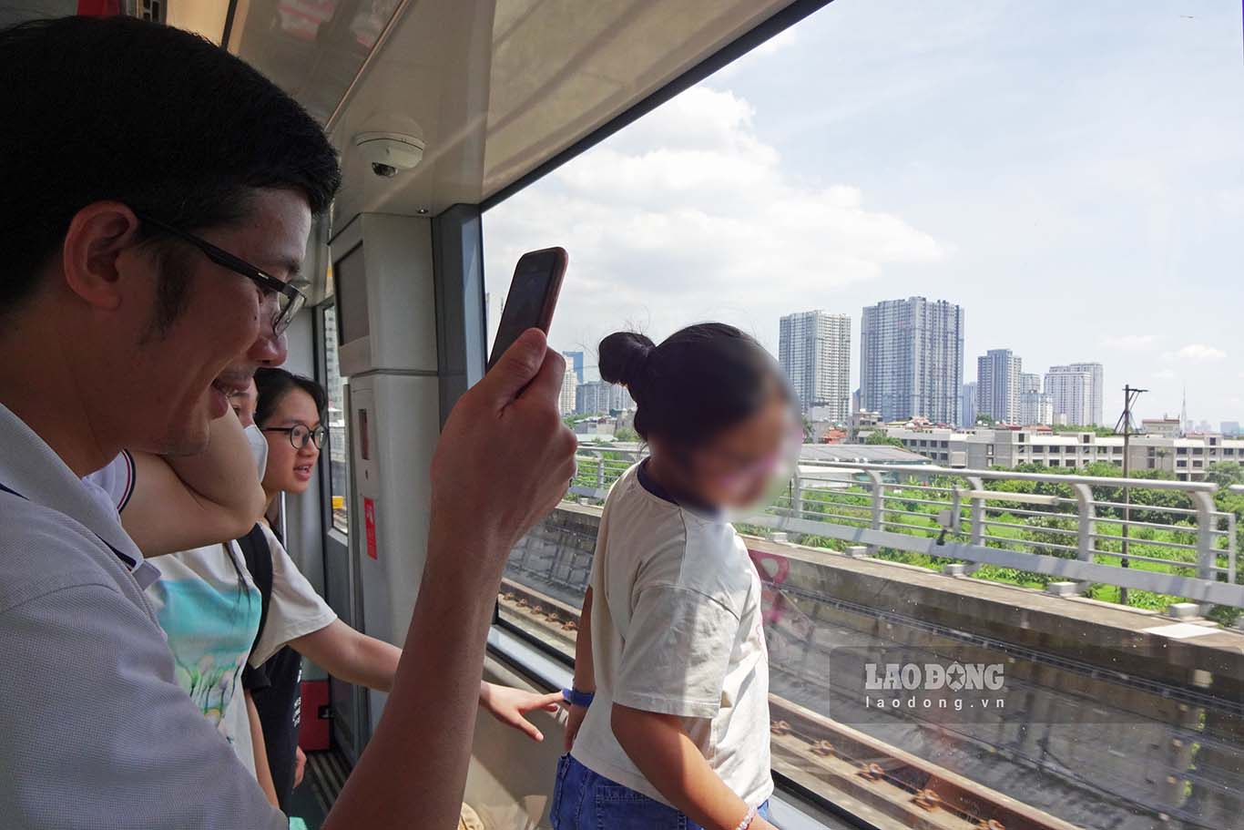 “My house is in Nhổn, today I have a task to go to Cầu Giấy. However, the weather is too hot, I decided to take the train, and also take my children to experience it together. When preparing to go, I was also worried that the train would be crowded on the weekend, but I went around 12h and it was very spacious, and the experience was also better.”, Mr. Duy (Bắc Từ Liêm, Hà Nội) shared.