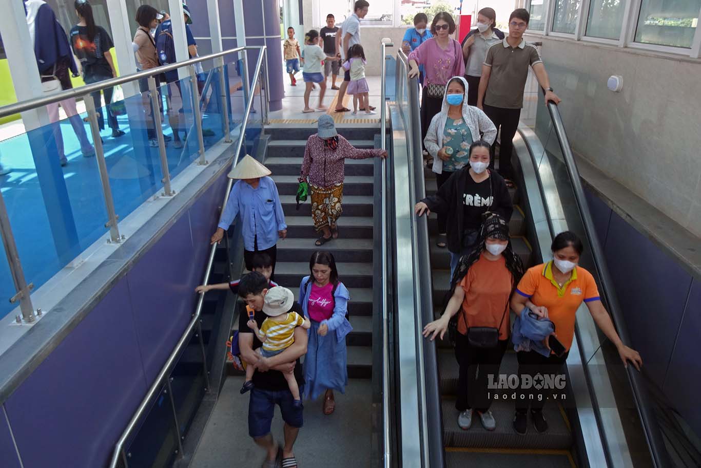 Many families also choose to go during the lunch hour to avoid the crowded scene, heat, and to have a better experience of the train line.