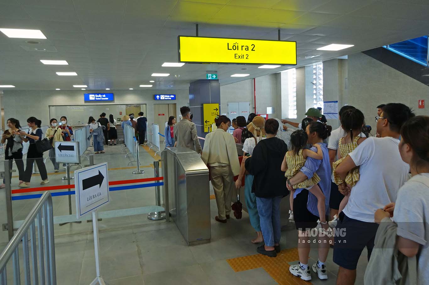 However, from around 15h in the afternoon, the number of passengers began to be crowded again, and the image of long queues at the stations to buy tickets continued to occur.