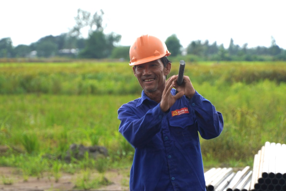 Ông Nguyễn Văn Mai vui vẻ làm việc trên công trường cao tốc. Ảnh: Tạ Quang