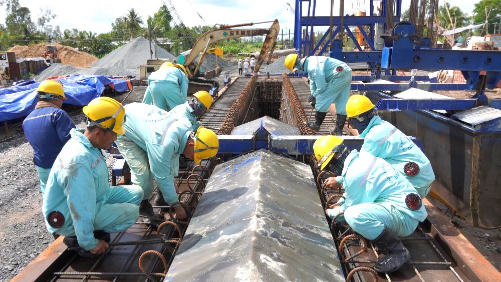 Laborers from Công ty CP Tập đoàn Đạt Phương working intensively. Photo: Tạ Quang