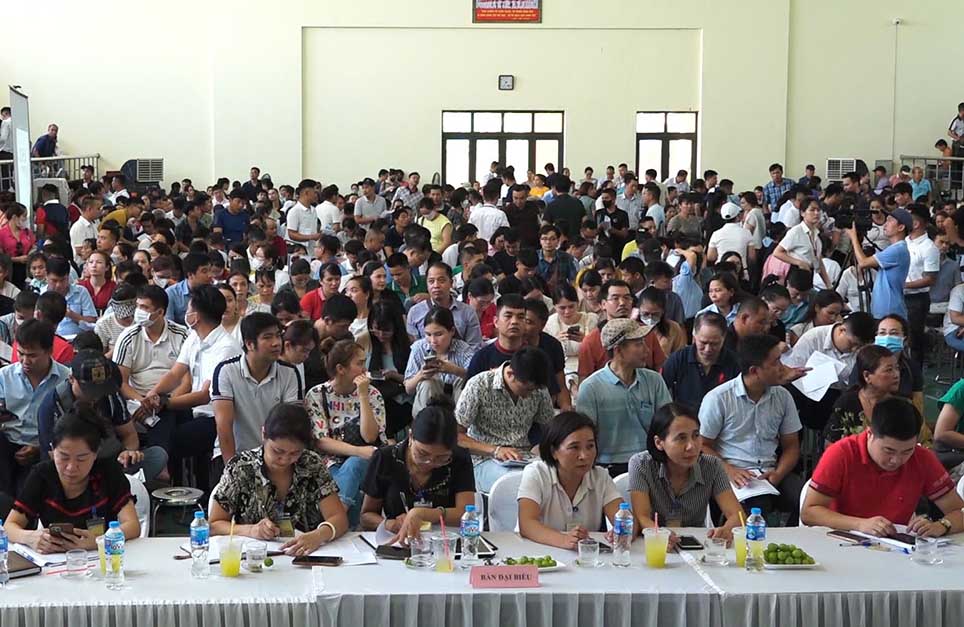 The land auction attracted thousands of people. Photo: Cao Nguyên.